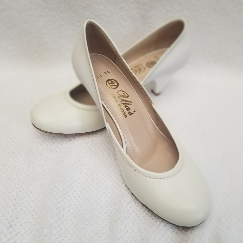 New and unworn white Leather Pumps Impress